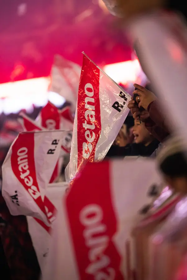 Banderas de Betano en la tribuna