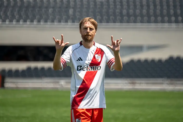 Jugador de River en el Monumental con Betano